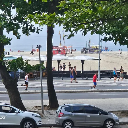Leme de frente para o mar na Quadra Gourmet da Atlântica-2